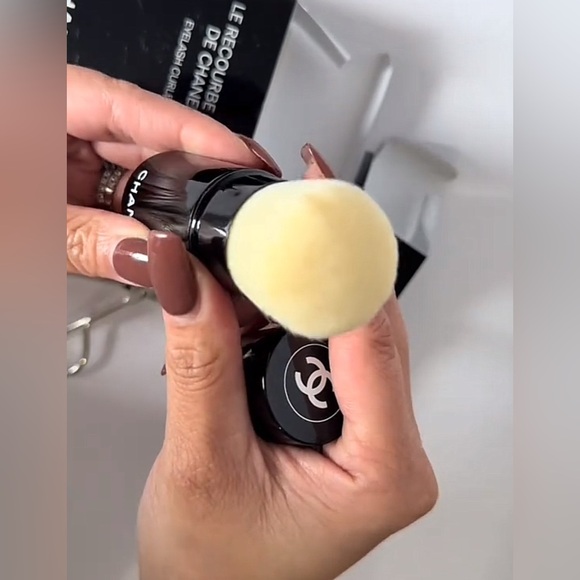 🌸Chanel Les Beiges Retractable Kabuki Brush NEW AND PHOLD POUNCH 🌸 - Picture 8 of 14